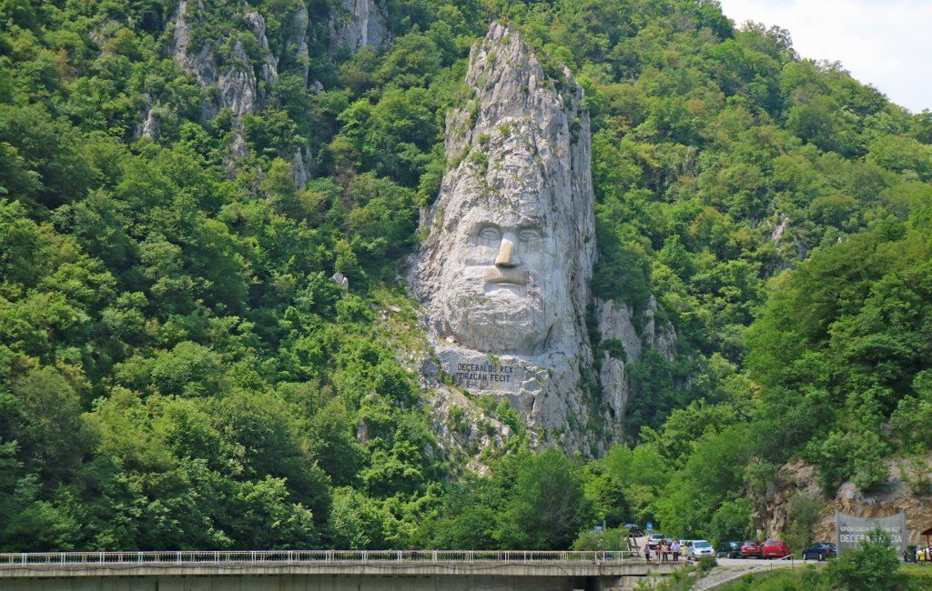 Mai aproape de zei: De ce o croazieră la Chipul lui Decebal îți schimbă perspectiva asupra Dunării?